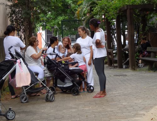 サンパウロの公園で集まるベビーシッターの女性たちと世話する子どもたち
