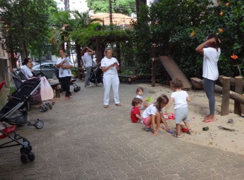 サンパウロの公園で集まるベビーシッターの女性たちと世話する子どもたち