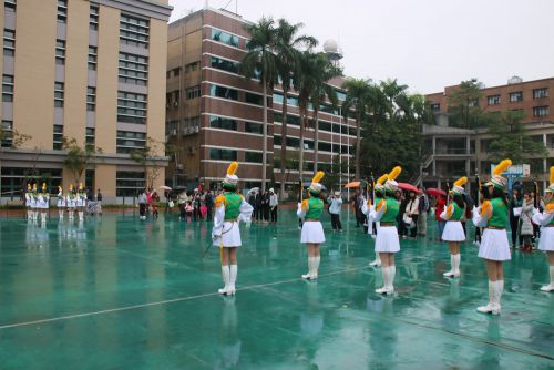 卒業生による義仗隊の演技