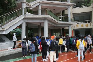 音楽関係のクラブのパフォーマンスに来場者が集まります