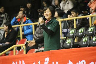 閉会式であいさつをする楊世瑞（ヤン・シールイ）校長