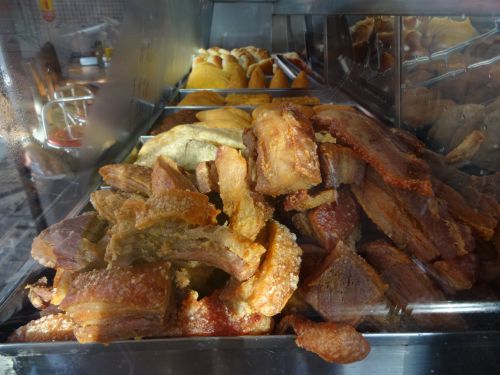 サンパウロのバールのトーヘズモ（豚皮フライ）