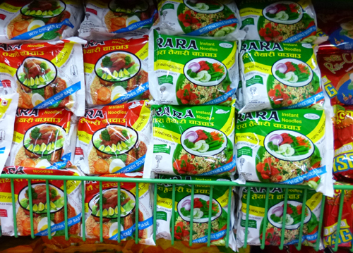 80年代初頭の発売から変わらぬ人気のRARAには「日本式インスタント麺」と書かれています。インド、ブータンにも輸出しています。
