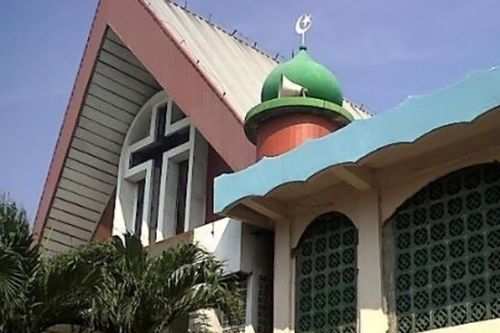 隣り合う教会とモスク