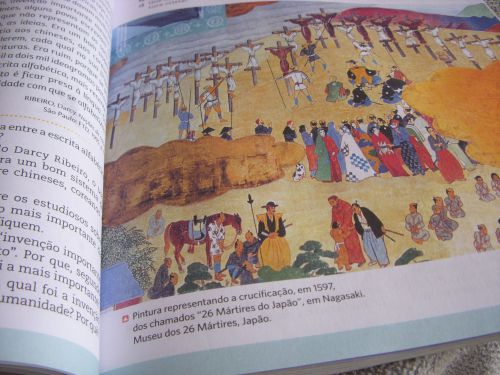 ブラジル教育省が認可した7年生の歴史教科書に挿入された1597年の長崎で起きた『26聖人の殉教』の図