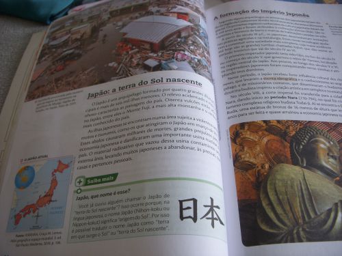 2011年の東日本大震災の写真に始まる日本史のページ（ブラジル教育省が認可した2014年から2016年用の7年生の歴史教科書）