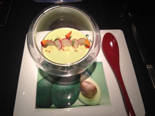 アボガドのスープだからお皿もアボガド模様　器も変わっています