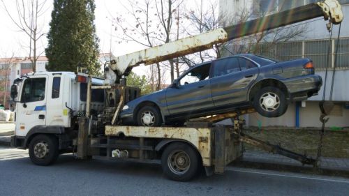 鉄資源として運ばれていく車