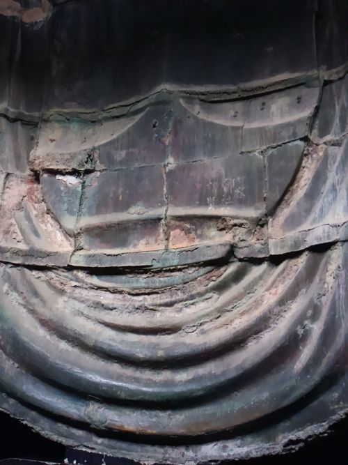 大仏様がまとっている服のひだを内側から見たところ。