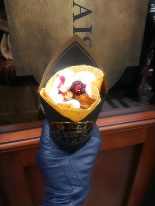 こちらがバラと木いちご・ライチのクレープ（1,300円）