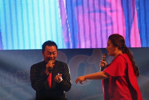 司会の張克帆(ジャン・クーファン・左)と小禎(シャオジェン・右)
