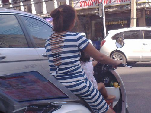 前に乗ってるのは赤ちゃん、親子ともども危ないなぁ。。。