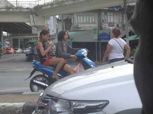 これもあってはならない乗せ方。運転手も子供みたい？