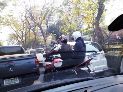 ちょっと見づらいですが、後ろのシートで携帯中の女性