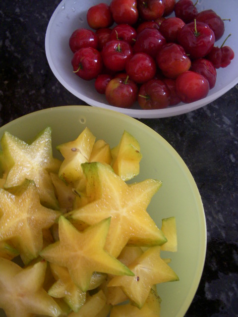 農園で収穫したスターフルーツとアセロラ