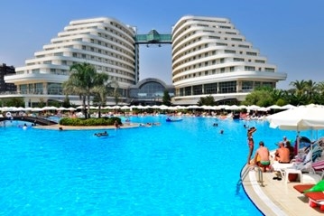 トルコの美しい空、海、そして巨大なホテル。
