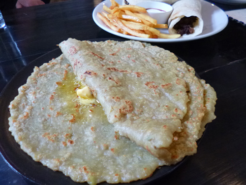 一皿に2枚、2,3人でシェアして食べられます。