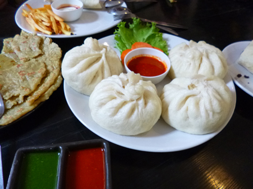 中華まんのような「ダパオ」ベジタリアン用はほうれん草とチーズ入り。熱々＆ふかふか！