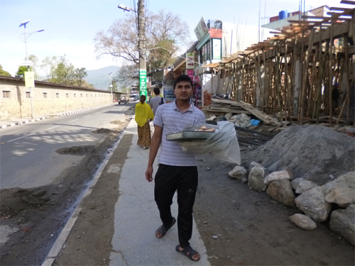 あれ、またあちらからも歩いて来ましたよ。