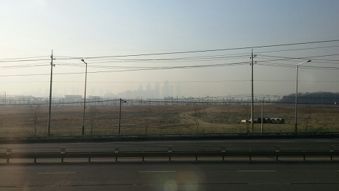3月26日、テジョン市からソウル市へ向かう韓国新幹線KTXの車窓から