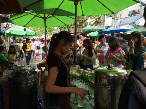 暑いせいでココナッツアイス売り場は大盛況