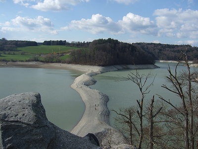 同じく城の塔より。期間限定で現れた道を歩いて島へやってくる人々の姿が小さく見えますね！