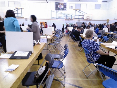 予約制に変わった今回の懇談。テーブルに先生二人はこれまでと同じですが、プライバシーを気にしてか、仕切りができていました。