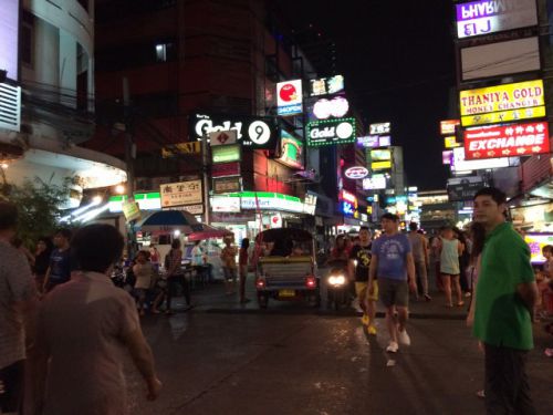 シーロムは水かけ祭りのメッカです