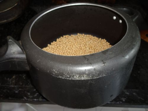 圧力鍋に入れた大豆