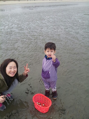 テジョンの友人家族は、西海岸のゴチャンという所まで潮干狩りに出かけたそうです(写真掲載許可を取っています)