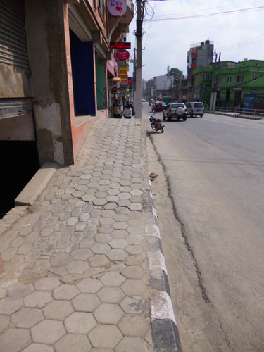 逆からも。向こうから来る歩行者が半分しか見えない。。。