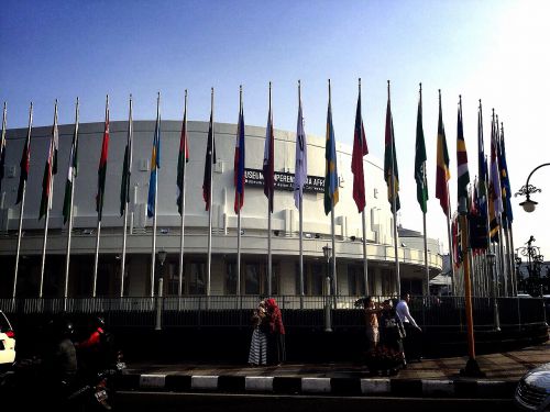 アジア・アフリカ会議博物館周辺に掲揚されている参加国の国旗