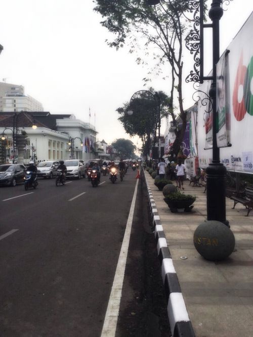 現在のアジア・アフリカ通りの様子。参加国の国名が刻まれた石碑が並べられています