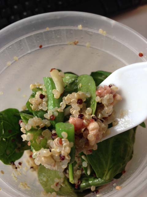 白と茶色の粒がキヌア。サラダではどんな具材と一緒にしても、違和感を感じません