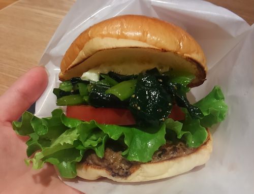 お野菜生き生き。小松菜がサンドされています。