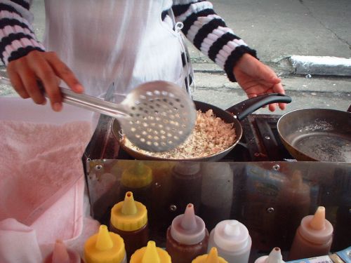 現代の町の暮らしの中で一般的なタピオカ。粉を焼いている上にはチーズとオレガノをのせている。