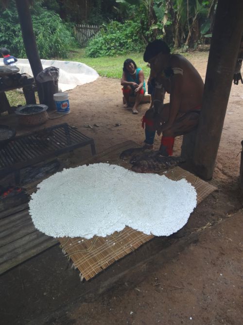 インディオの調理スタイルで焼きあがった大きなタピオカと焼き魚