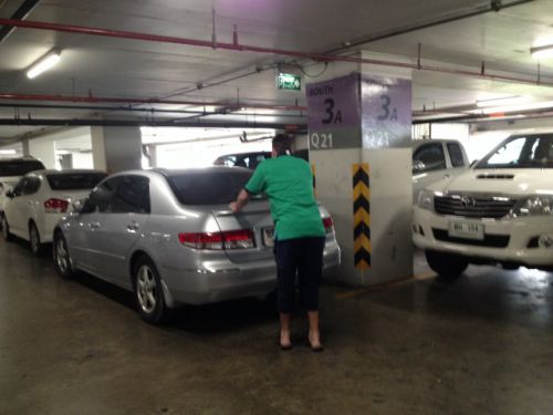 車を手動で移動中