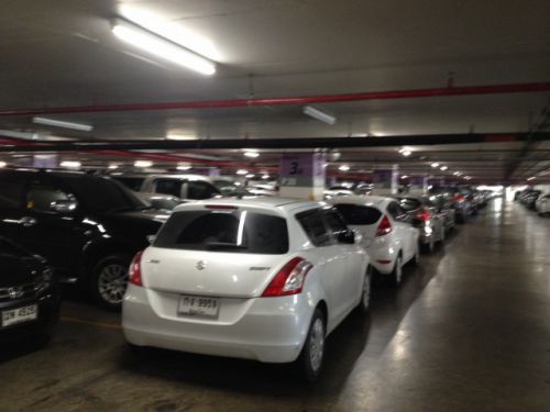 週末の午後ともなれば、駐車場の混雑もピーク