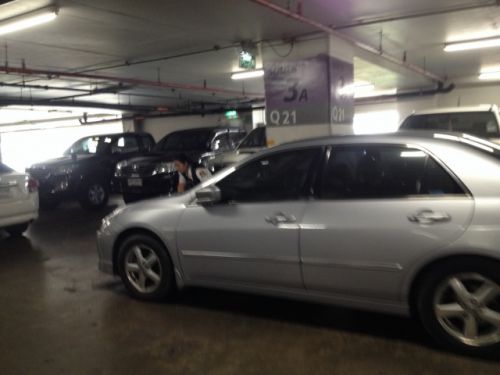 駐車場の女性スタッフが車を移動