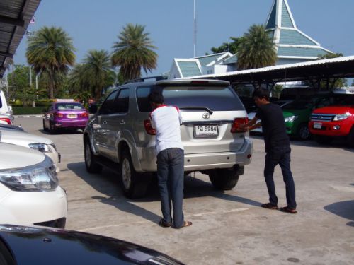 この駐車方法はタイではどこでも当たり前