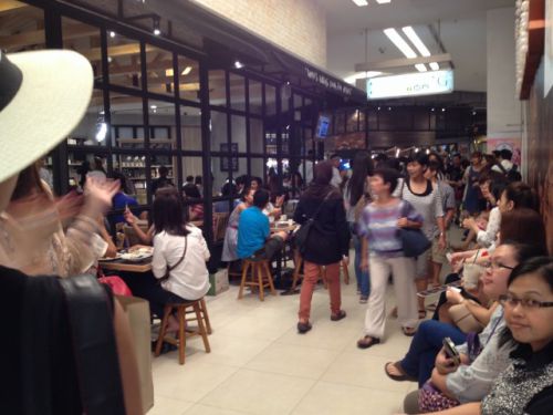 パラゴン店は行列ができていることが多い