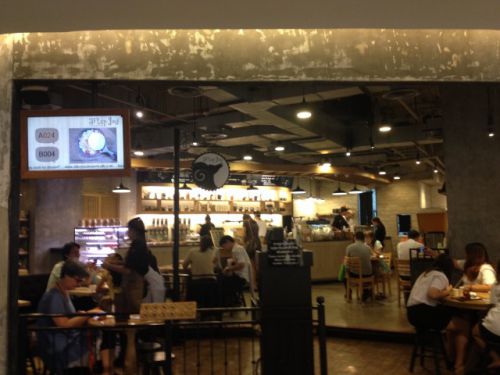 シーロム店のほうが広くてやや落ち着いた感じです