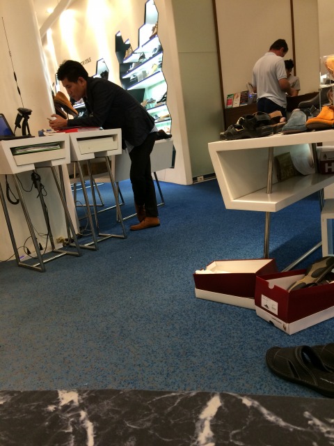 頼んだ靴を持ってきてくれた後はスマホに夢中