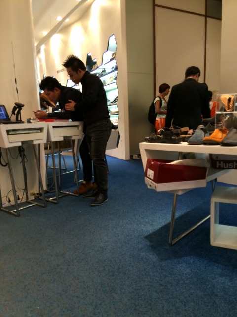 もう一人の店員さんも加わって、何を見てるのでしょう…