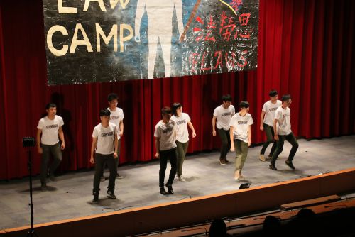 ステージでダンスを披露する1年生スタッフ