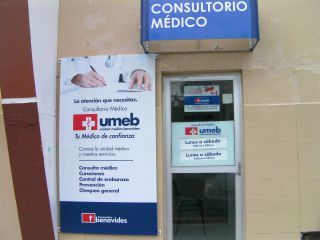 薬局にちょこんと作られた診療所。