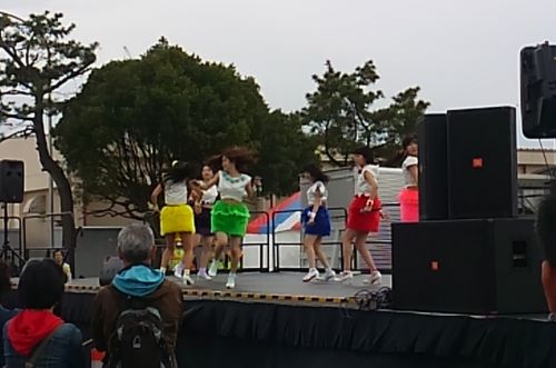 ステージでパフォーマンスをするアイドルグループ。