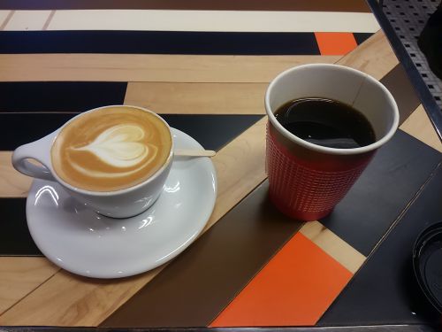 カプチーノとコーヒー。