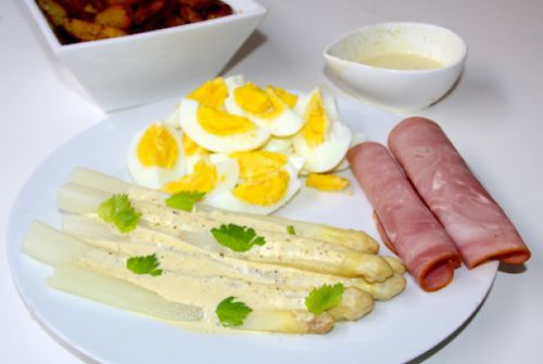 ゆで卵とマヨネーズ、それにハムを加えた典型的な白アスパラガスの食べ方。